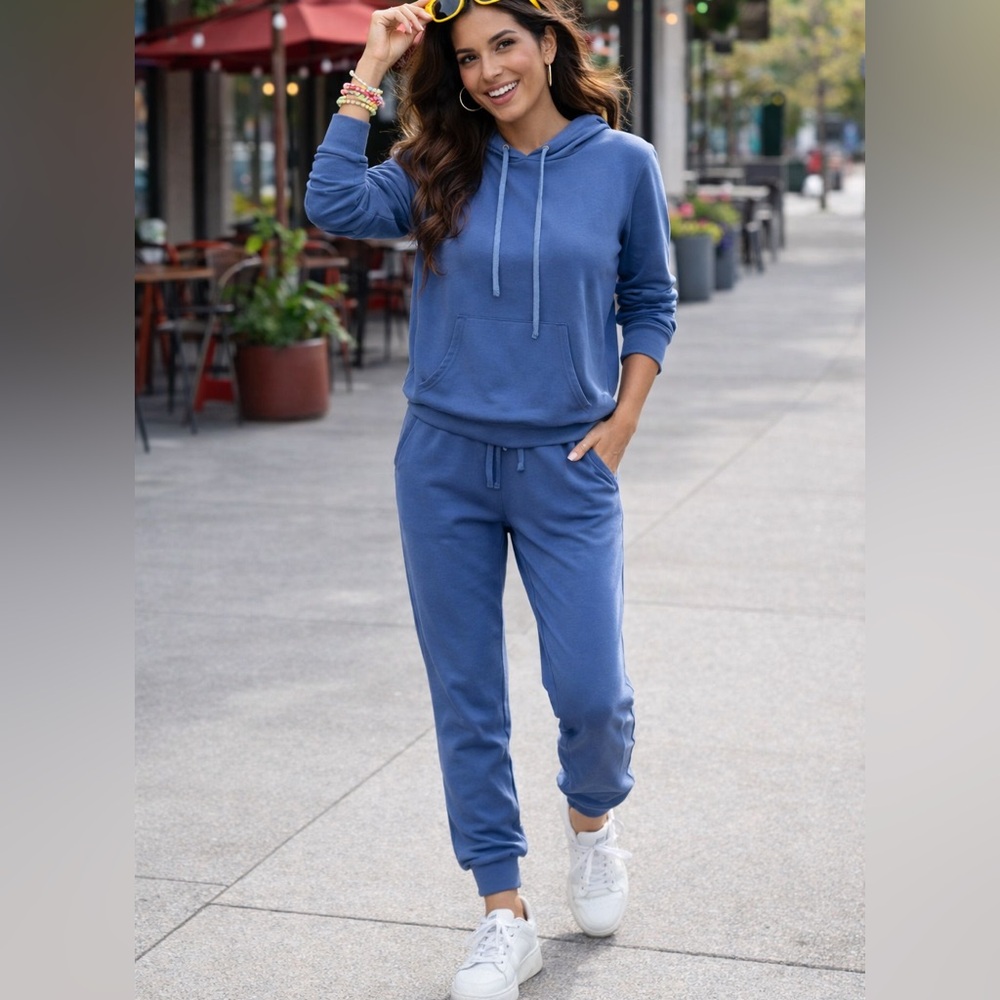 Lightweight hoodie with matching joggers.